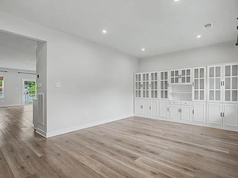 239 Darden Dr — Photo 2