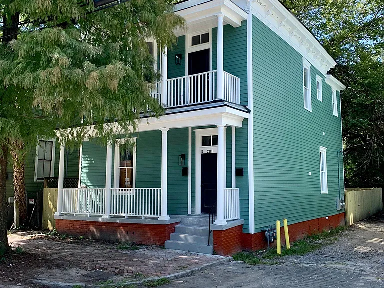 2211 Barnard St — Photo 1