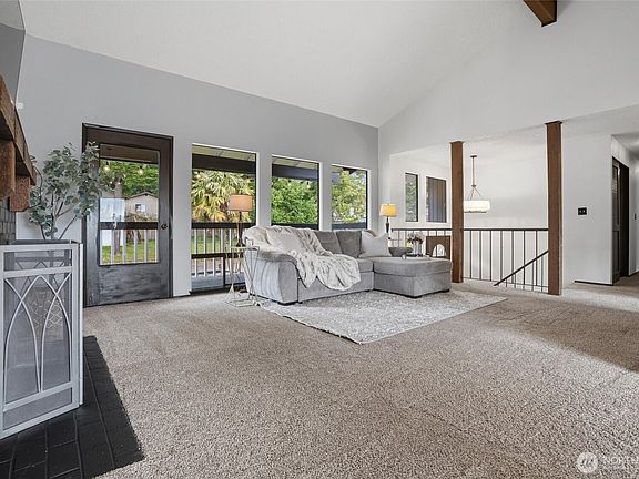 4th image of 729 NE Pinecrest Drive