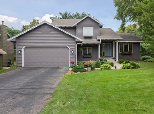 1004 Hilloway Cir, Burnsville, MN 55306