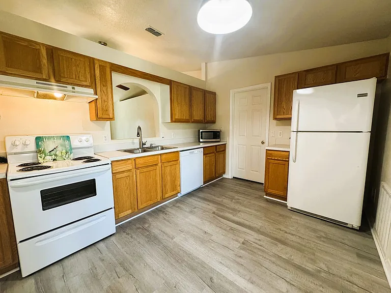 2105 Atwater Dr — Photo 2