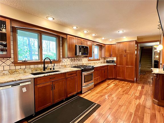 5th image of 139 Linda Ln