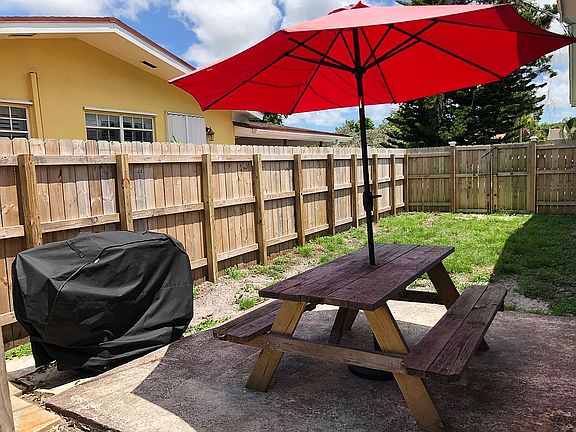 5th image of 7121 SW 10th Ct