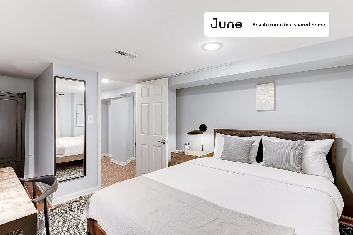 Full bedroom in 5 bed/3.5 bath home in Capitol Hill #105 A — Photo 3