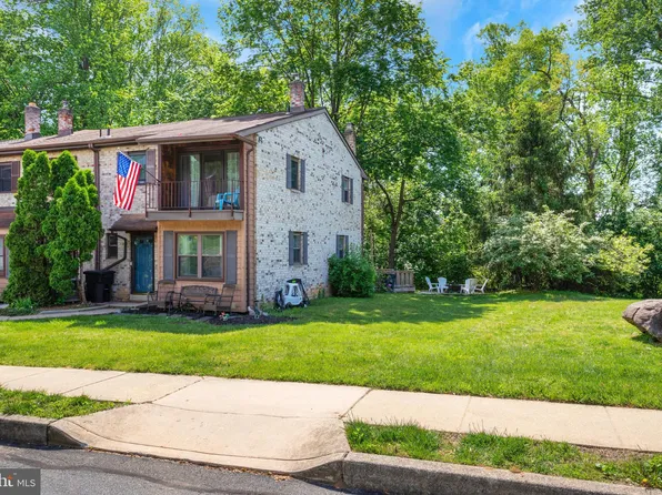 218 Bishops Dr, Aston, PA 19014