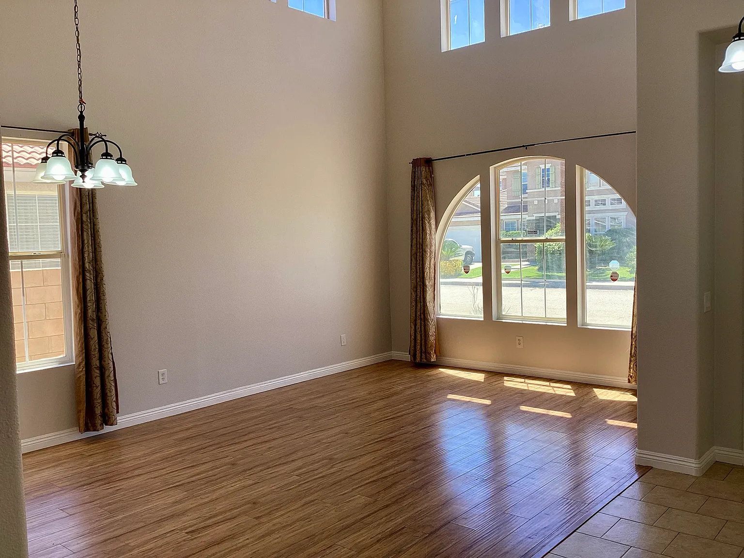 5 bed, 2883 sqft, $3,995 — Photo 2