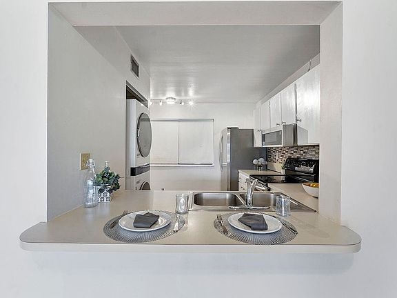 5th image of 141 S Laurel Drive #602