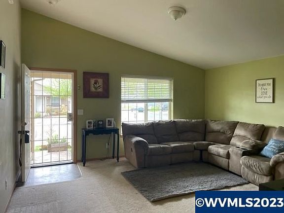3rd image of 910 Kauai St SE