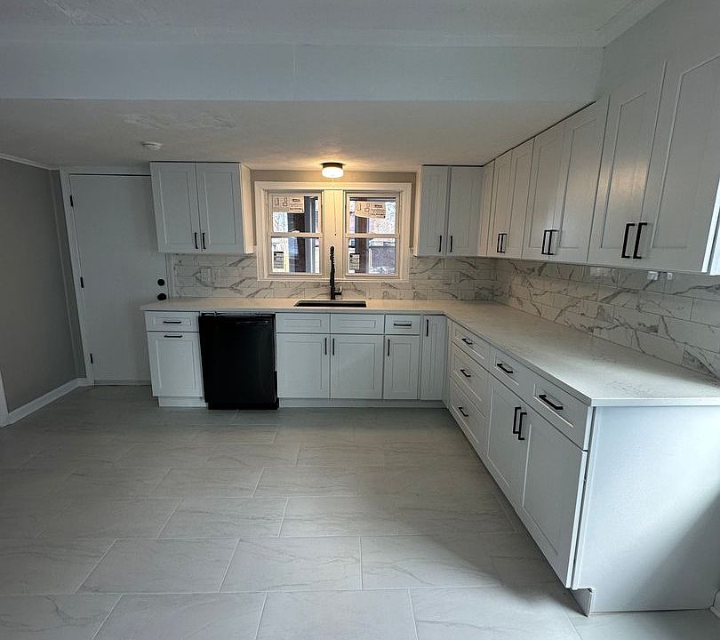 1st image of 177 Hart St APT 2