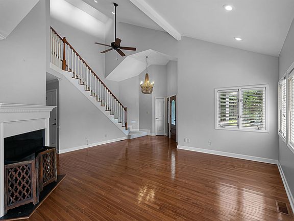 4th image of 126 Crestwood Ln