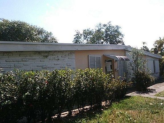 3rd image of 2100 Alamanda Dr