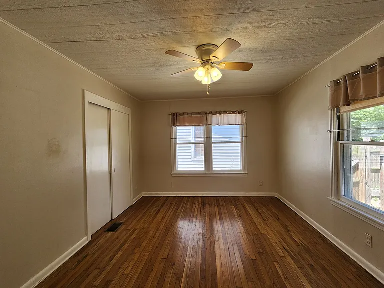 554 Lee St — Photo 13