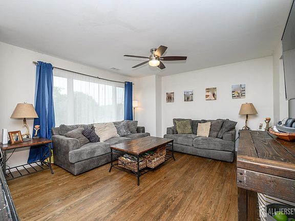 4th image of 15 Mount Heights Dr