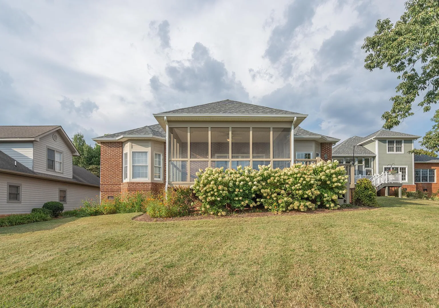 Beautiful 3-Bedroom, 3-Bath Home with Lake View — Photo 3