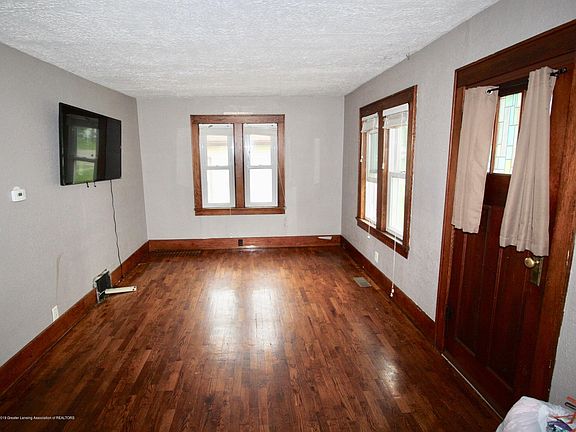 5th image of 236 E South St