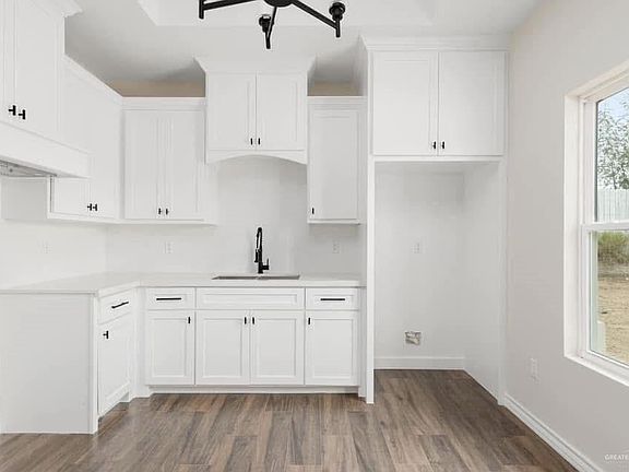 4th image of 601 E Allende Ave