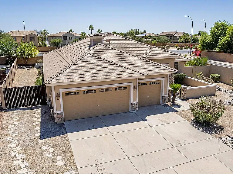 4 bed, 2200 sqft, $2,500 — Photo 3