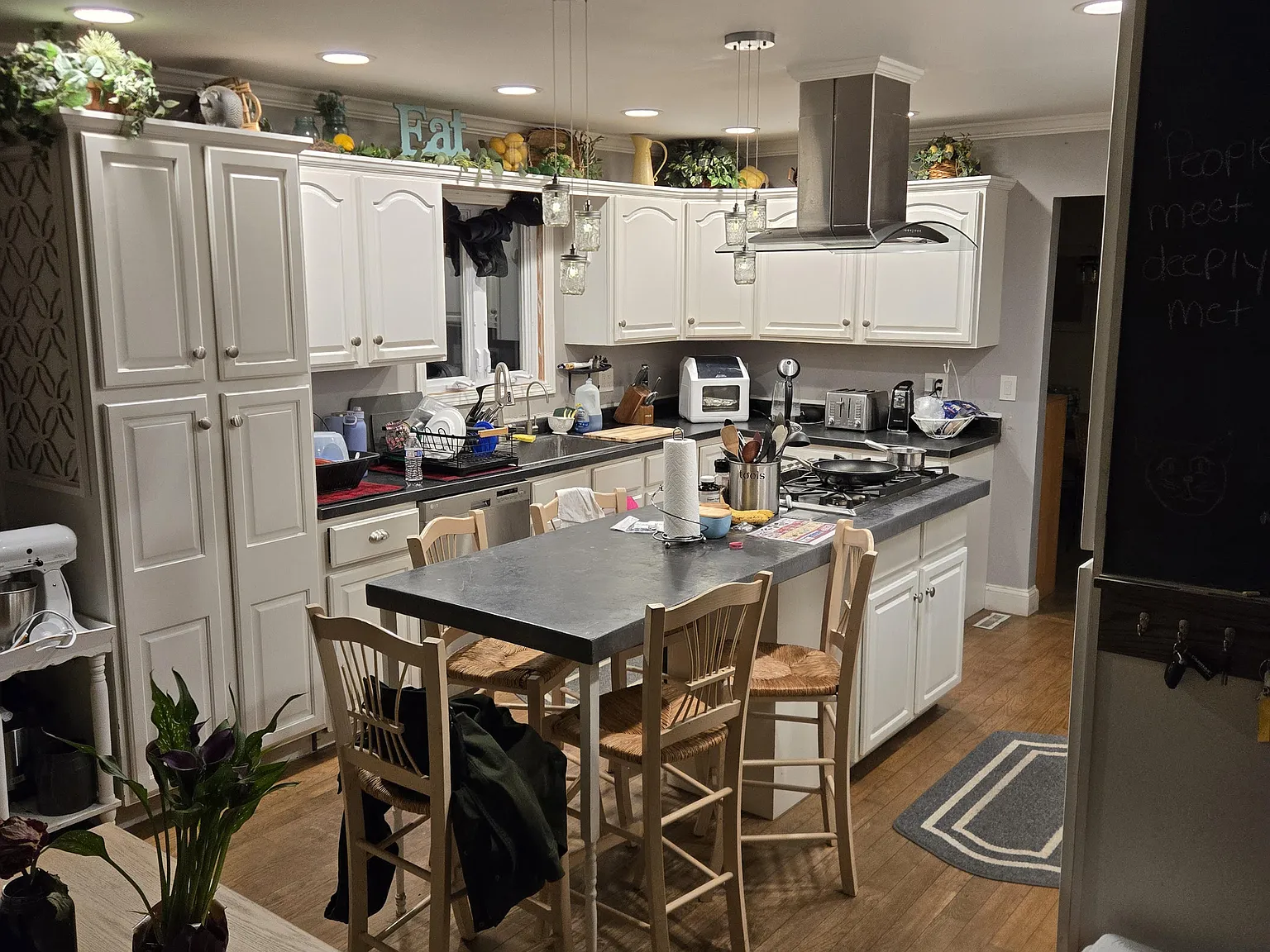 4 bed, 2.5 bath, 2300 sqft, $2,650 — Photo 3