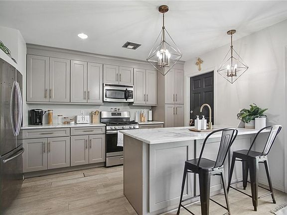 4th image of 617 Helios Ave