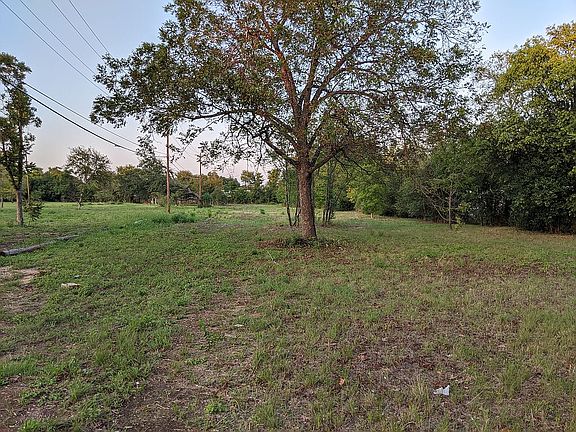 2nd image of 633 Uhland Rd