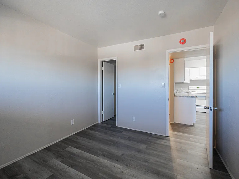 1703 W Mountain View Rd — Photo 23