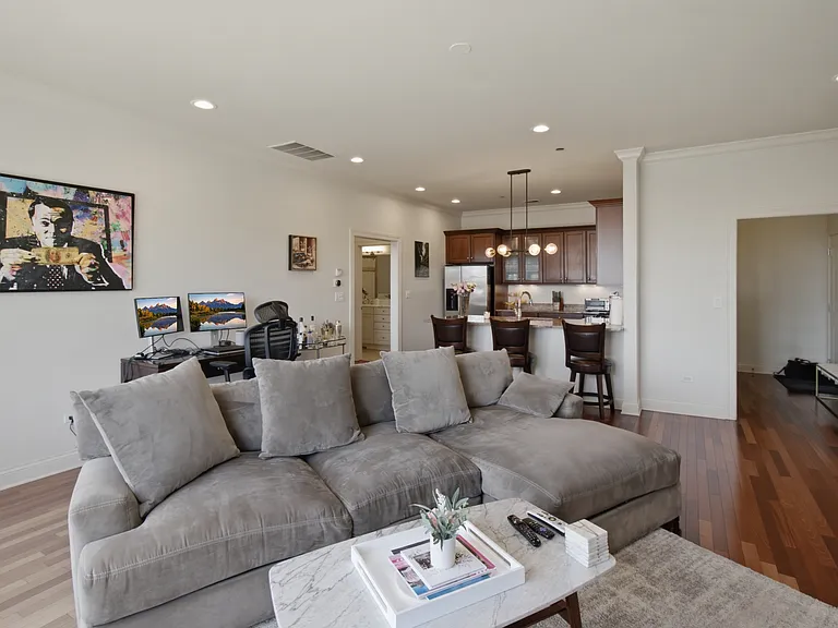 2801 N Oakley Ave #203 — Photo 5