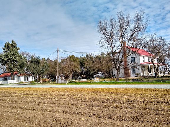 Nestled behind the big house, there is almost no traffic... The automatic gate provides security and privacy.