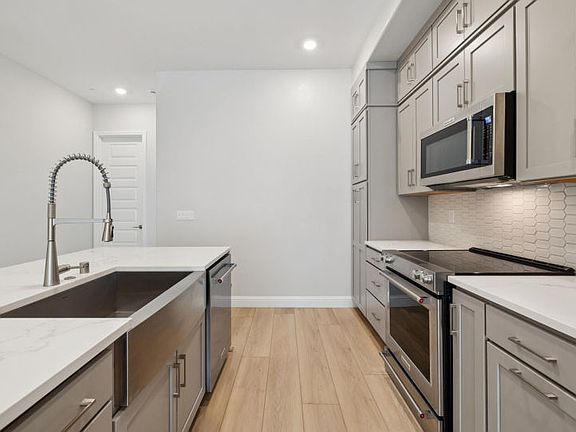 Kitchen with large central island