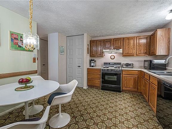 4th image of 9010 Hill Dr