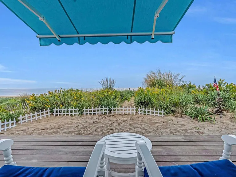 41 Beach Front Front — Photo 23