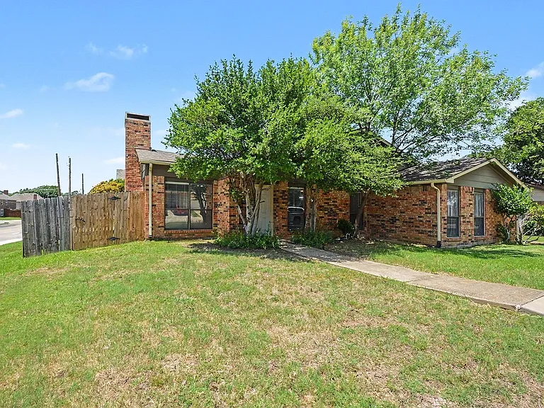2201 Jackson Cir — Photo 2