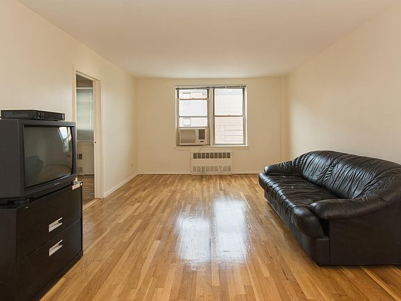 3rd image of 3512 Oxford Ave APT 5F