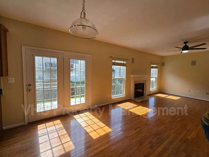 3 bed, 3.5 bath, 1752 sqft, $2,400 — Photo 3