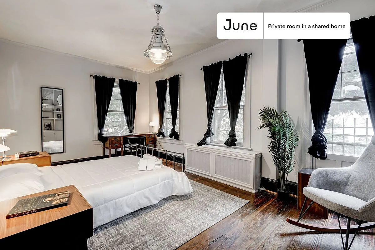 Queen bedroom in 7 bed/3.5 bath home in Woodley Park #115 2A — Photo 1