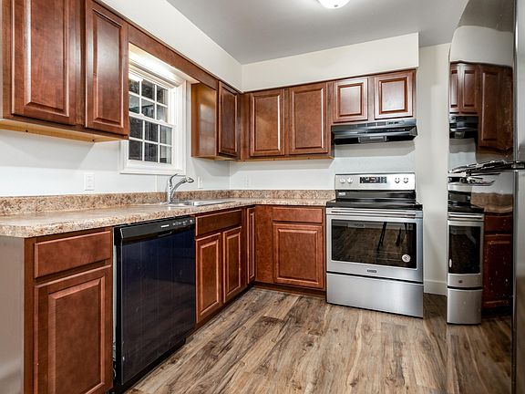 5th image of 8 Canterbury Woods St #8