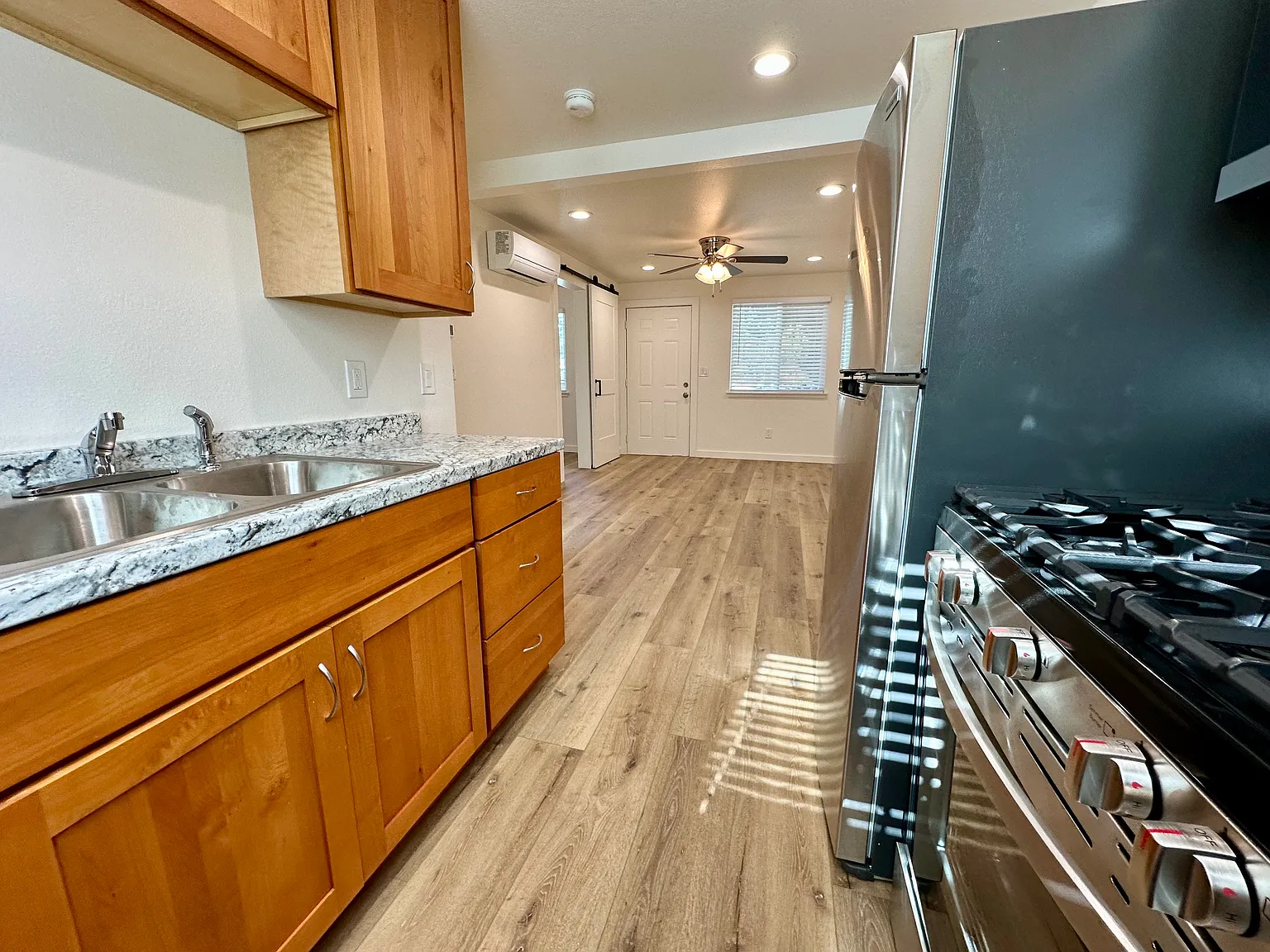 2 bed, 650 sqft, $2,450 — Photo 2
