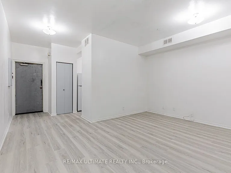 996 Queen St E #5 — Photo 8