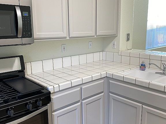 2nd image of 930 Summerbreeze Ct