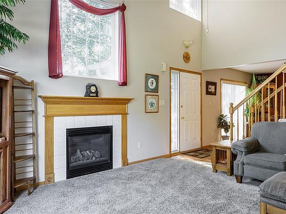 4th image of 9424 Garnet Ln