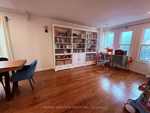 5th image of 44 Roxborough Ln