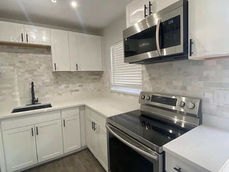 35 W 11th St — Photo 3