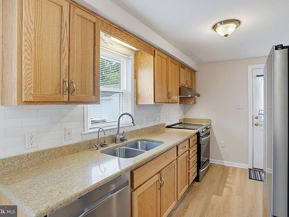4th image of 615 Wilson St