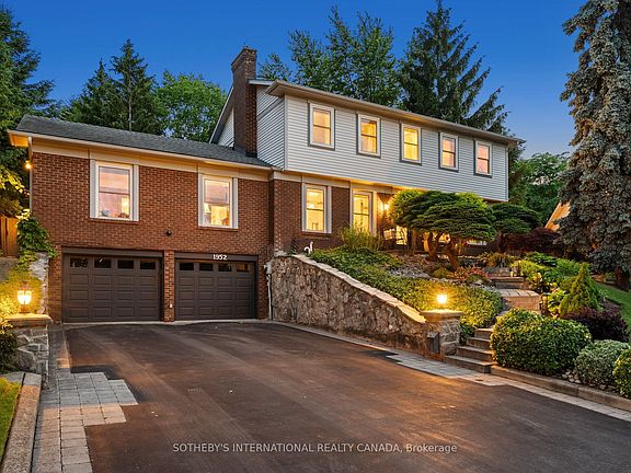 3rd image of 1952 Edenvale Cres