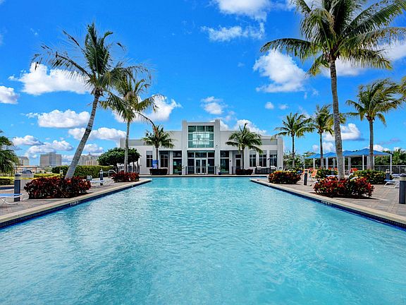 pool on 6th floor overlooking beautiful lake on Australian 
4