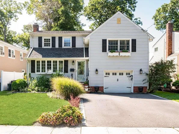 2044 Decker Avenue, Merrick, NY 11566