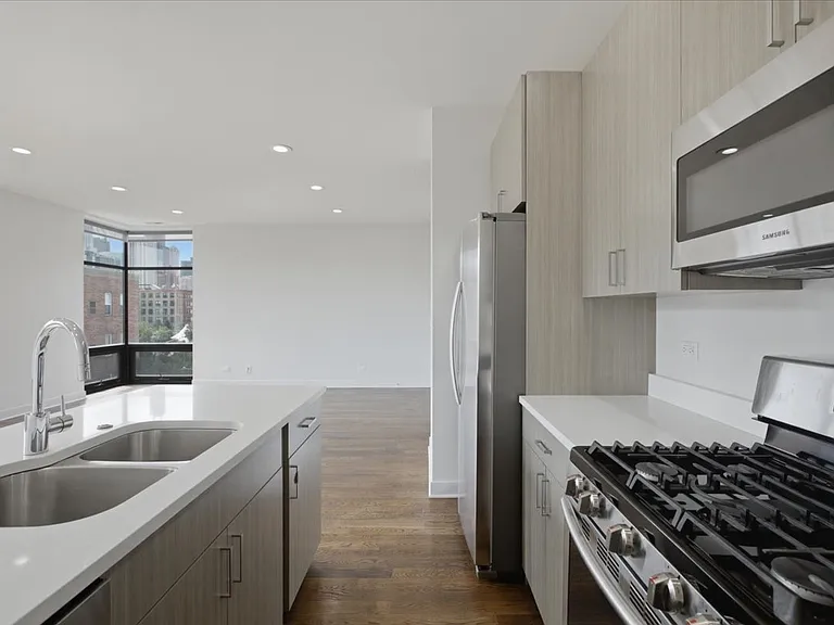 650 N Green St #4 — Photo 7