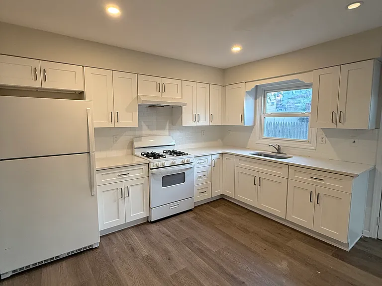 450 E Penn St #1 — Photo 32