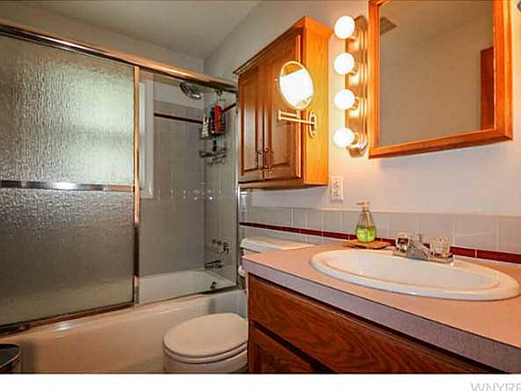 4th image of 806 Oakwood Ave