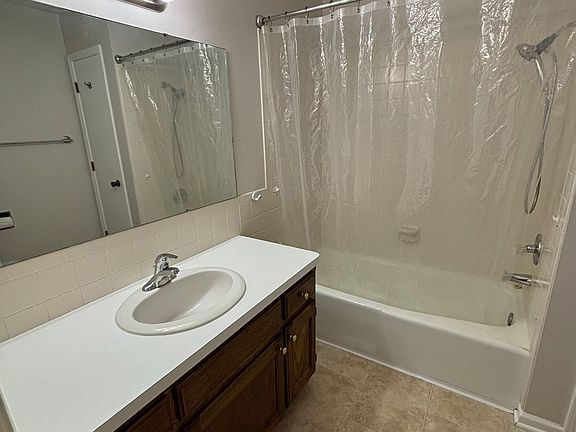 5th image of 3423 Woods Dr
