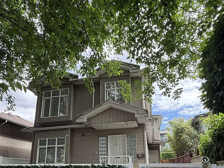 2320 Dundas St — Photo 1